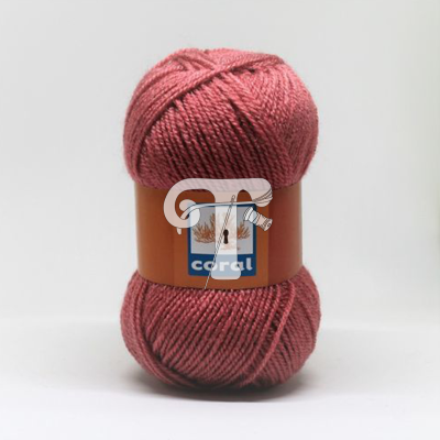 Novelo de lã cor de rosa com etiqueta castanha e texto CORAL