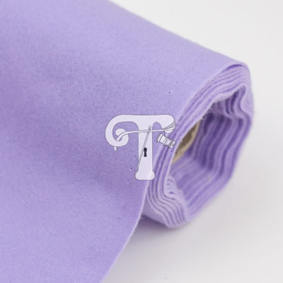 Rolo de feltro lilás claro com textura macia enrolado