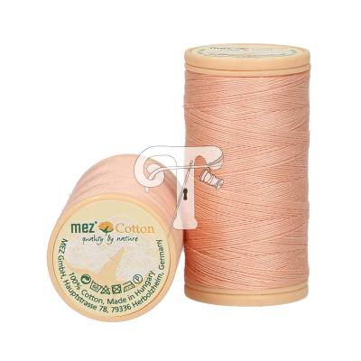 Dois carretéis de linha cor de pêssego com rótulo MEZ Cotton