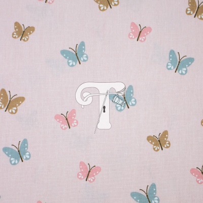 Tecido rosa com padrão de borboletas azuis, castanhas e cor-de-rosa