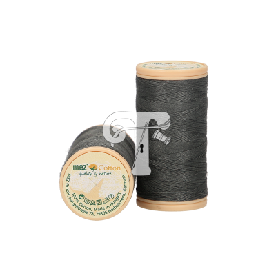 Dois carretéis de linha de costura cinza escuro, um em pé e outro deitado com etiqueta visível