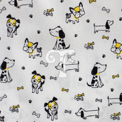 Pano branco estampado com cães desenhados, ossos e pegadas.