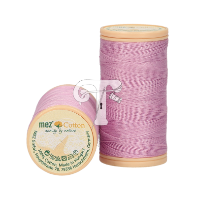 Dois carretéis de linha rosa claro de algodão com rótulos da marca mez Cotton