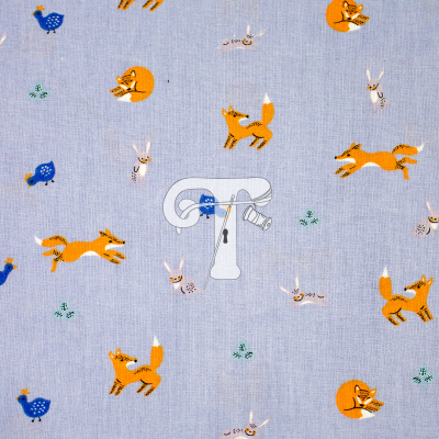Tecido cinzento com padrão de raposas, coelhos e galinhas coloridas