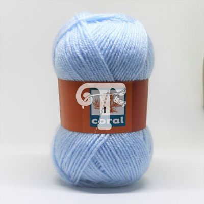 Novelo de lã azul claro da marca Coral com etiqueta castanha.