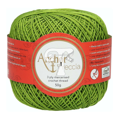 Rolo de linha verde claro para croché com rótulo vermelho