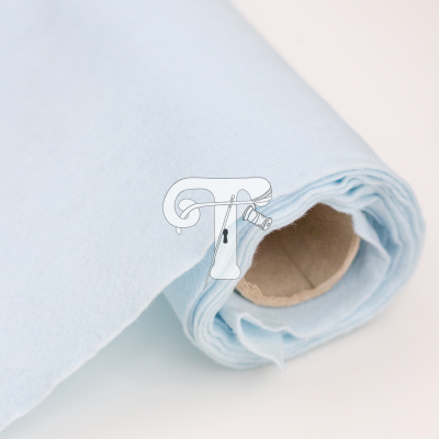 Rolo de tecido azul claro enrolado num tubo de cartão