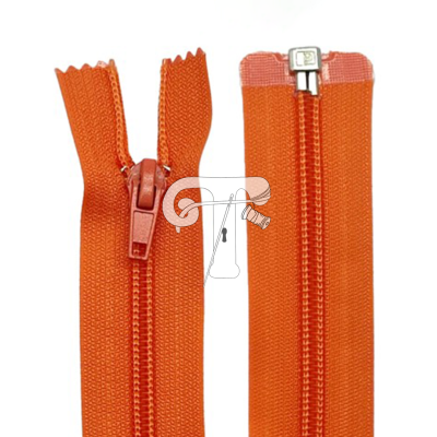 Fecho éclair ou mola de correr dividido laranja em fundo branco