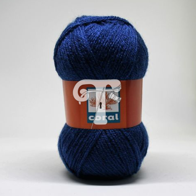 Novelo de lã azul escura com etiqueta da marca Coral