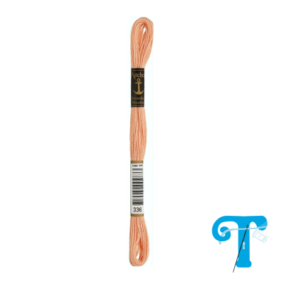 Fio para bordar Anchor cor 336 cor de rosa claro com etiqueta preta e branca.