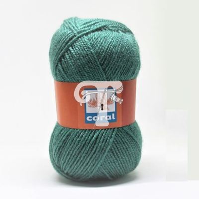 Novelo de lã verde com etiqueta castanha e logo coral