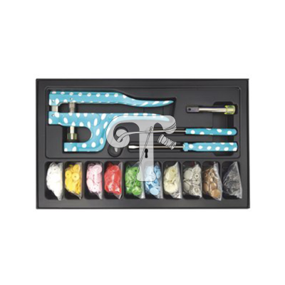 Conjunto de ferramentas azuis com bolinhas brancas e peças pequenas em embalagem preta