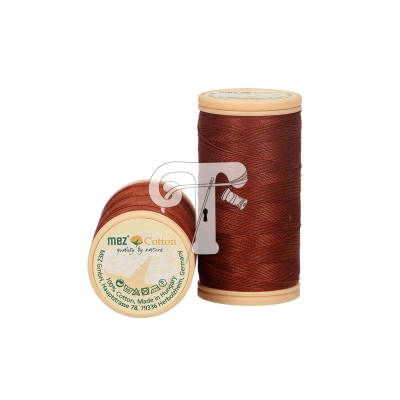 Duas bobinas de linha de algodão castanha com rótulos redondos