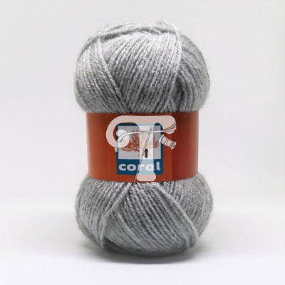 Novelo de lã cinzenta com rótulo laranja