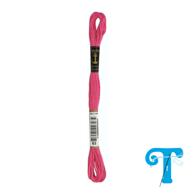 Novelo de linha rosa para bordado com etiqueta preta e branca