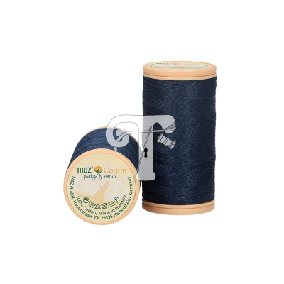 Dois carretéis de linha de costura azul escuro com tampas bege da Mez Cotton