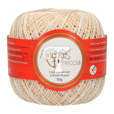 Bola de fio de croché mercerizado bege com rótulo vermelho da marca Agata Freccia