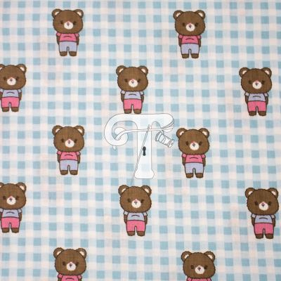 Padrão de ursos castanhos em t-shirts e calções sobre fundo quadriculado azul e branco