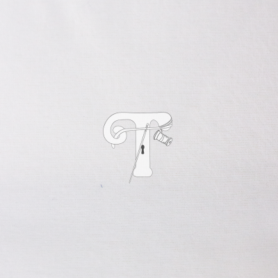 Ilustração de carretel de linha e agulha sobre fundo branco