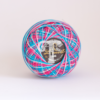 Rolo de fio de algodão colorido com etiqueta preta e dourada