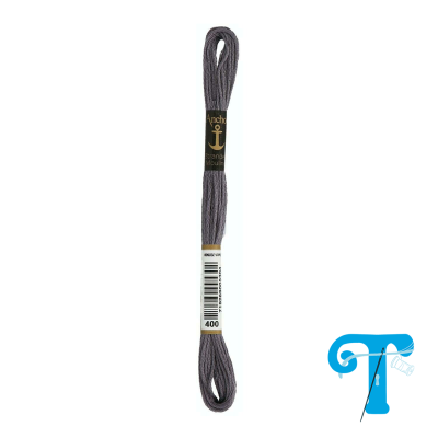 Novelo de linha para bordados Anchor cinza 400 com rótulos pretos e branco sobre fundo branco.