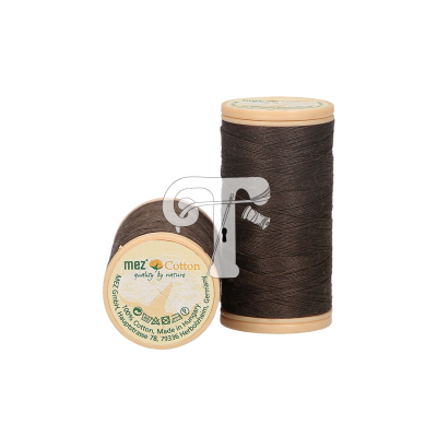 Dois carretéis castanhos de linha de algodão com etiquetas verdes sobre fundo branco