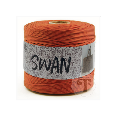 Rolo de fio têxtil terracota com etiqueta 'SWAN' e imagem de saco trançado