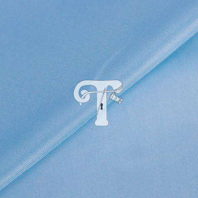 Tecido azul claro com dobra diagonal