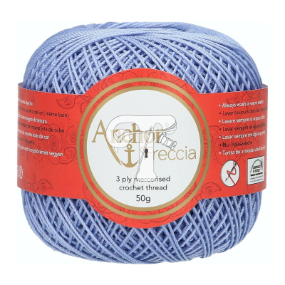 Novelo azul claro de fio de croché mercerizado com etiqueta vermelha circular