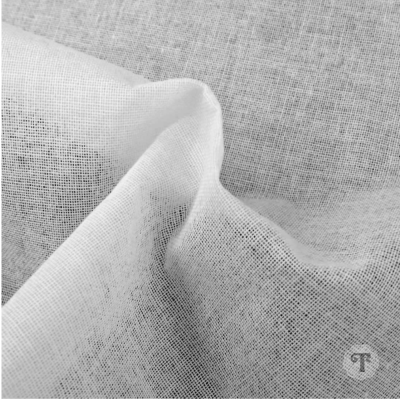 Teciso branco translúcido com textura suave e trama leve