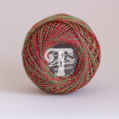 Rolo de linha metalizada vermelho e verde com etiqueta preta