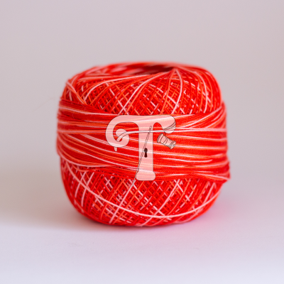 Rolo de linha vermelho com padrão entrelaçado e um T branco desenhado