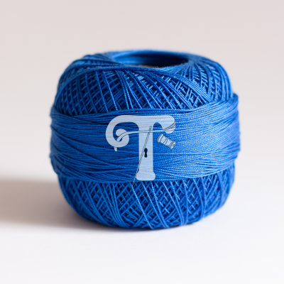Novelo de fio azul com letra T branca destacado
