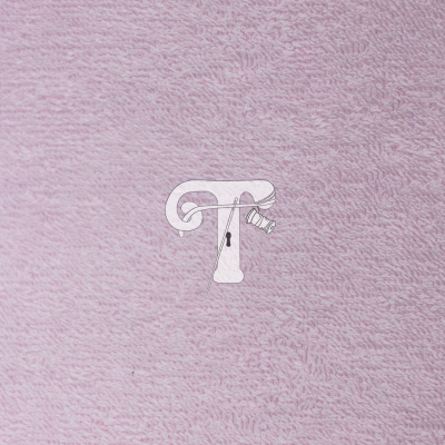 Pano de microfibra rosa com logotipo branco e agulha de costura