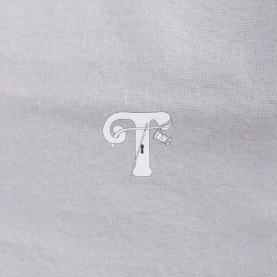 Letra T decorada com elementos de costura num fundo branco