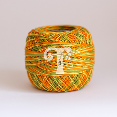 Rolo de linha colorida laranja, verde e amarelo com etiqueta T