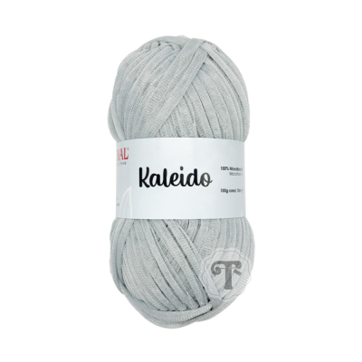 Novelo de fio cinzento claro com etiqueta branca da marca Kaleido.