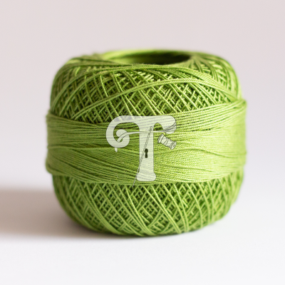 Bobina de fio verde claro com letra T branca decorativa