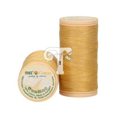 Rolos de linha de algodão bege com etiquetas na base