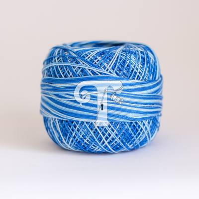 Novelo de linha azul multi tons sobre fundo branco