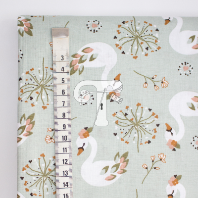 Tecido com padrão de cisnes e flores e fita métrica ao lado