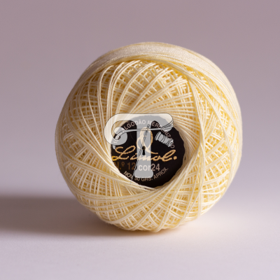 Novelo de linha de algodão creme com etiqueta preta