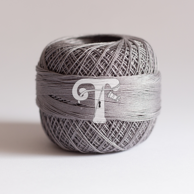 Rolo de fio cinzento com logótipo branco em fundo neutro