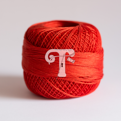 Rolo vermelho de fio de algodão finamente enrolado