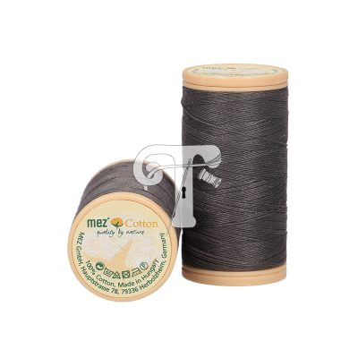 Dois carretéis de linha preta de algodão da marca mez com rótulos visíveis