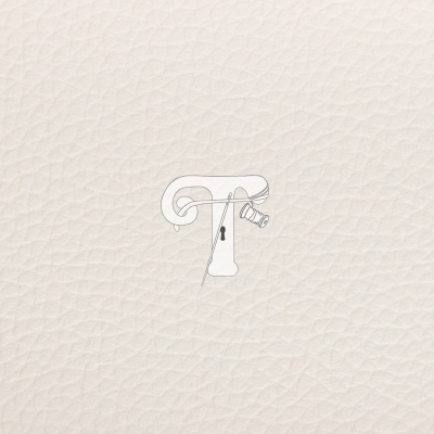 Logótipo em tecido branco com textura tipo pele, letra T com agulha e carretel de linha