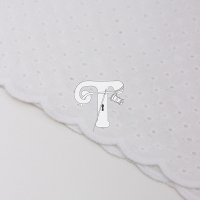 Tecido branco perfurado com padrão floral e borda ondulada