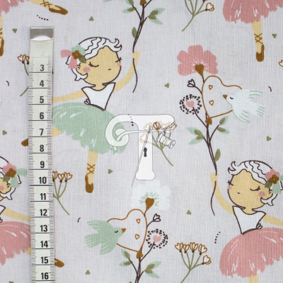 Tecido branco com padrão de bailarinas e flores em cores pastel e fita métrica ao lado.