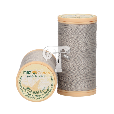 dois carretéis de linha de algodão cinzenta com etiquetas dos topos