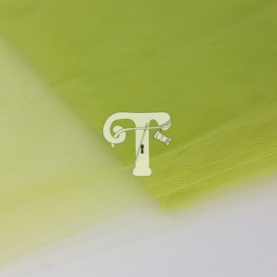 Tecido verde-limão translúcido em camadas finas sobre superfície branca